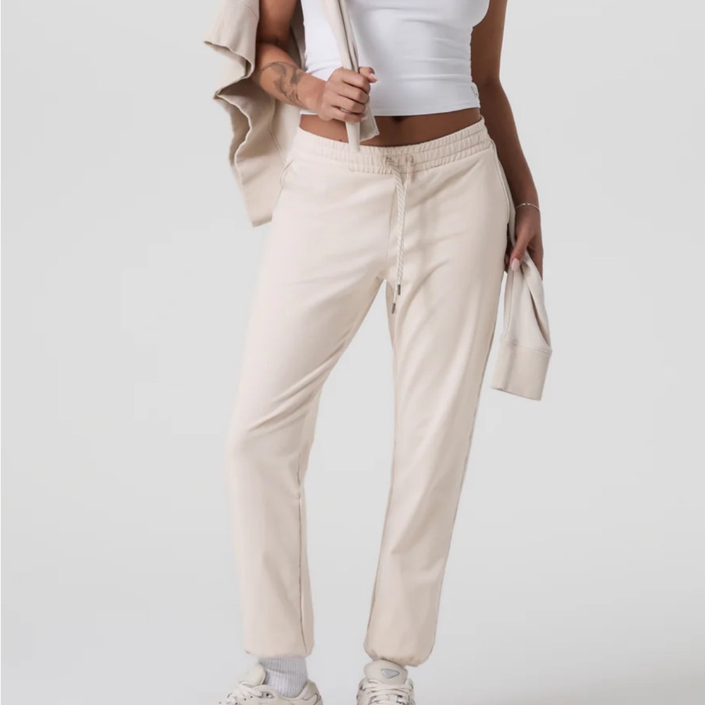 NWT! 🌟Vuori Granite Performance Jogger🌟. Size Medium. Color Milkweed Heather.